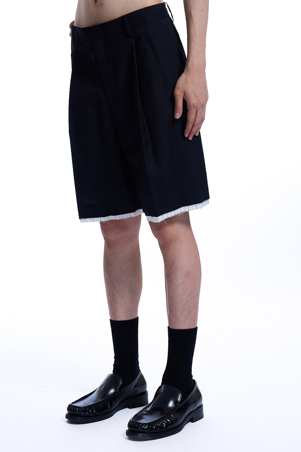 SHADED STRIPE TUCK SHORTS  BLACK